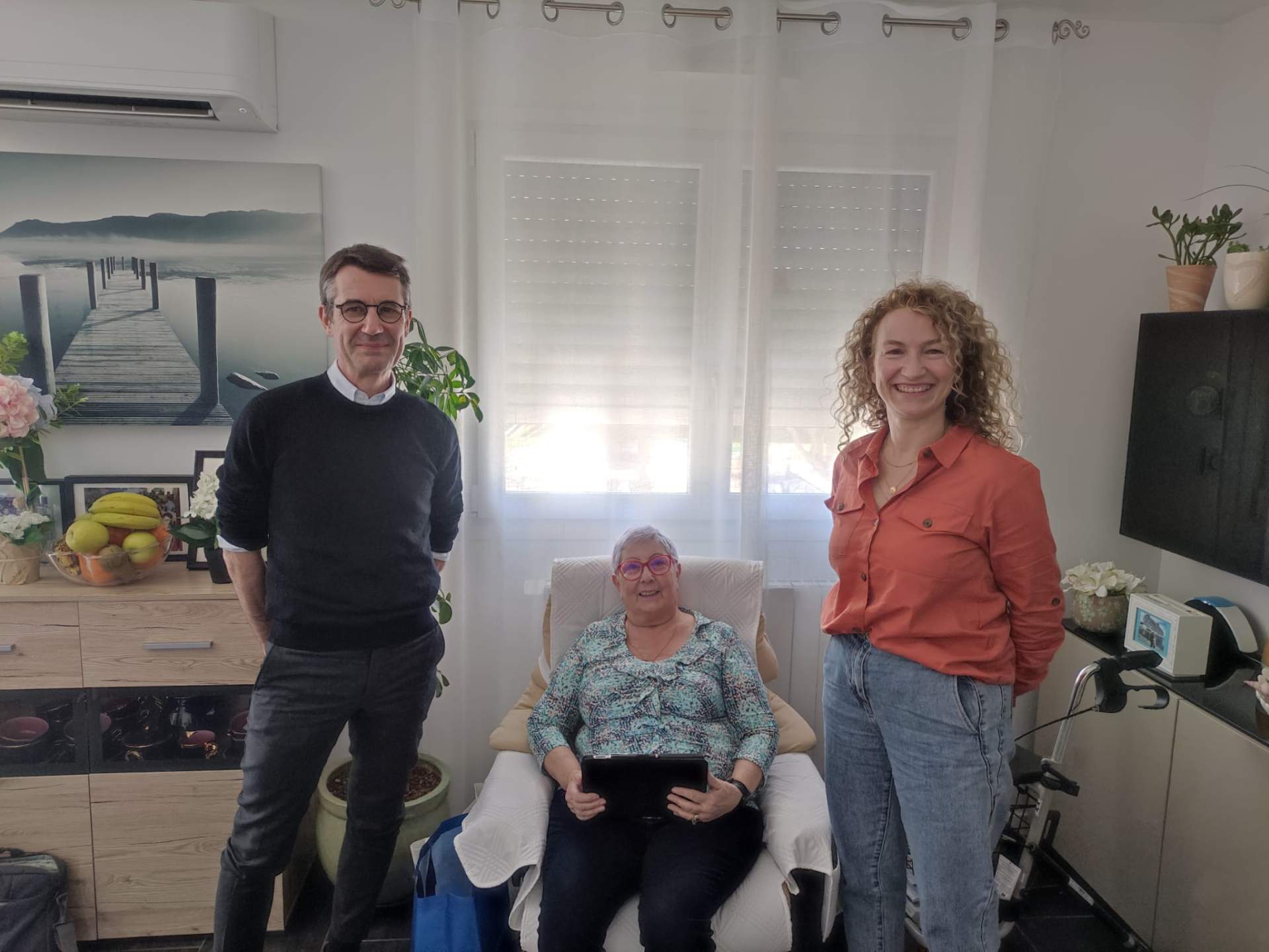 Dominique Pon, Directeur Général de La Poste Santé & Autonomie avec une bénéficiaire Vivre à domicile
et son accompagnante