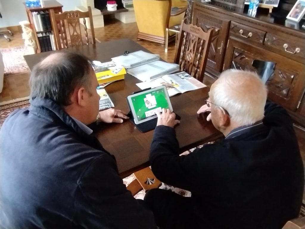 L’accompagnant Partage & Convivialité joue à un jeu de mémoire avec un senior