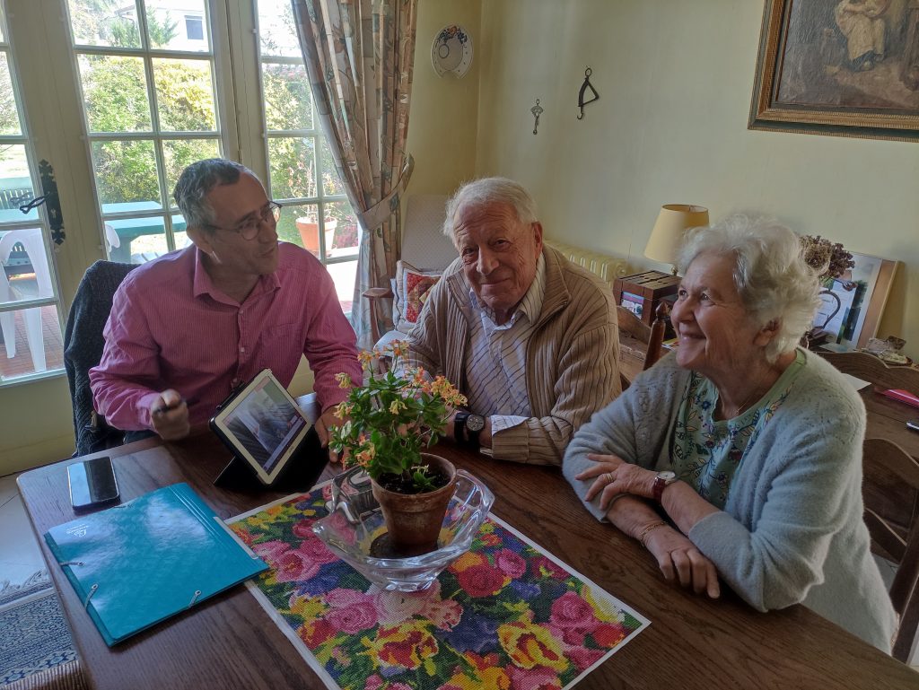 L’accompagnant Vivre à domicile explique l’utilisation de la tablette à un couple âgé